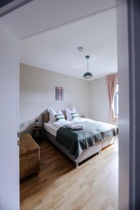 a bedroom with a bed and a mirror at Zentral, bis zu 6Pers, salt apartments Weissenfels in Weißenfels