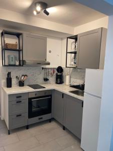 a kitchen with white counters and a white refrigerator at Ferienwohnung "Im Weidengarten" in Odernheim +9 photos