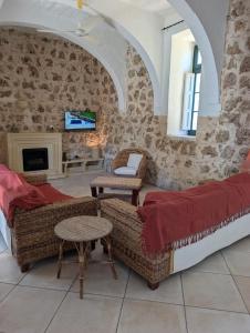 シャーラにあるGozitan Charm in Xaghra with Poolの2つのソファと暖炉のあるリビングルーム +12枚の写真