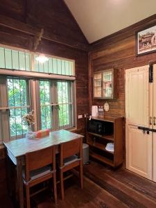 Η κουζίνα ή μικρή κουζίνα στο 206 Wan Warn, 3 wooden houses in Kaeng Krachan Forest