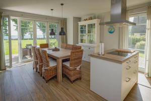 Dapur atau dapur kecil di Reethus am Strand - Haushälfte 2 mit Kamin, Sauna