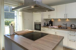 Dapur atau dapur kecil di Reethus am Strand - Haushälfte 2 mit Kamin, Sauna