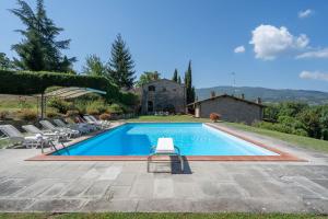 una piscina con sillas y una casa en Villa La Terrazza, en Ampinana