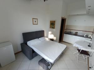 a small bedroom with a bed and a kitchen at Villa Marini Trevisan in Aviano