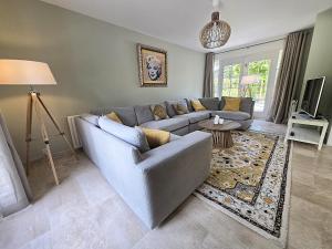 ein Wohnzimmer mit Sofa und Fernseher in der Unterkunft Strandvilla Kamperland in Kamperland + 28 Fotos