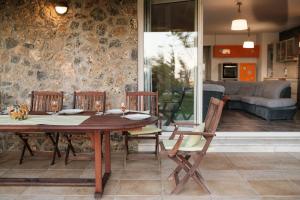 a dining room table and chairs in a living room at Kompitsi View Retreat in Kompítsion
