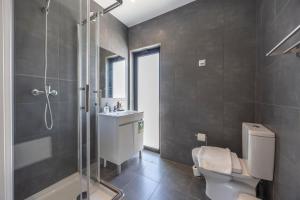 une salle de bains avec douche, toilettes et lavabo dans l'établissement Villa Jump Jibe, à Sagres