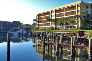un edificio con puerto deportivo junto a una masa de agua en Midnight Cove II - Doveplum, en Cayo Siesta
