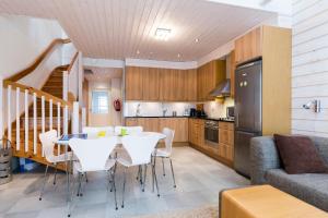 Una cocina y un comedor con mesa y sillas. en Levin Alppihuoneistot 2 A 5 Visit Levi, en Levi
