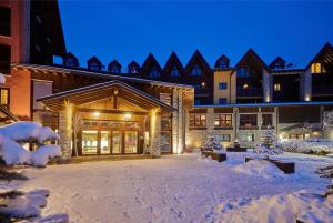 ein Resort im Schnee bei Nacht in der Unterkunft Blu Hotel Acquaseria in Ponte di Legno