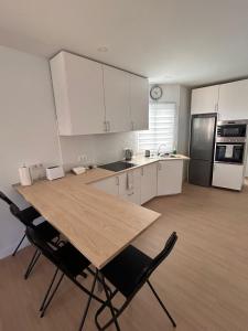 La cuisine est équipée d'une table, de deux chaises et d'un réfrigérateur. dans l'établissement Padre Anchieta 35 - 8, à Santa Cruz de Tenerife