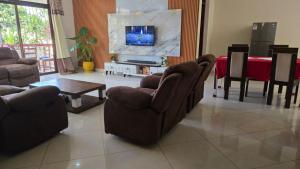 Μια τηλεόραση ή/και κέντρο ψυχαγωγίας στο Seraya Villa