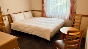 帯広市にある東横INNとかち・帯広駅前の窓のある小さな部屋にある小さなベッド