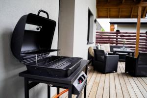 een grill op een dek bij Domki Natura Zator in Graboszyce