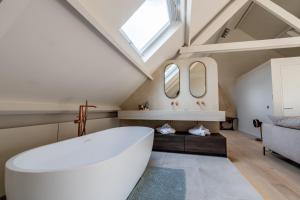 Una cama o camas en una habitación de Villa Euphrosina boutique verblijf met verwarmd zwembad, sauna, vlakbij het strand van Oostende 34 fotos más