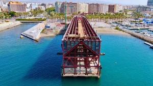 una vista aérea de un puente en el agua en Sol, centro y playa, en Almería
