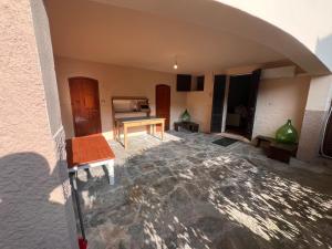 una sala de estar con una mesa y un sofá en Studio met maximaal 4 slaapplaatsen, en San Siro