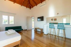 TV a/nebo společenská místnost v ubytování Mystique Villa by Vintage Travel