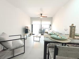 un salon avec une table et des chaises dans l'établissement Casa Bakara la Brisa Zahara beach, à Zahara de los Atunes