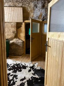 a room with an open door and a room with a barn at Jeskyne Janska in Janská