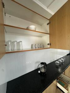 Kuchyň nebo kuchyňský kout v ubytování Urban Escape Standalone Stay