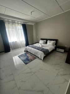 Postel nebo postele na pokoji v ubytování Urban Escape Standalone Stay