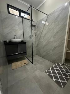 Koupelna v ubytování Urban Escape Standalone Stay + 6 fotografií