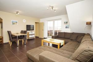 TV a/nebo společenská místnost v ubytování Balkon mit Meerblick, gratis Nutzung vom AHOI Erlebnisbad und Sauna in Sellin - Haus De niege Wech FeWo 04