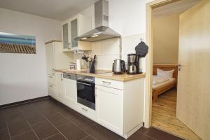 Kuchyň nebo kuchyňský kout v ubytování Balkon mit Meerblick, gratis Nutzung vom AHOI Erlebnisbad und Sauna in Sellin - Haus De niege Wech FeWo 04