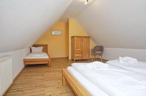 Postel nebo postele na pokoji v ubytování Balkon mit Meerblick, gratis Nutzung vom AHOI Erlebnisbad und Sauna in Sellin - Haus De niege Wech FeWo 04 + 27 fotografií