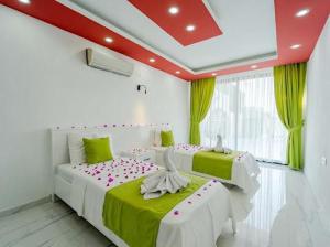 2 Betten in einem Zimmer mit Grün und Weiß in der Unterkunft Villa Alya 1-2-3 in Kalkan + 29 Fotos