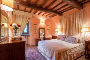 Un dormitorio con una cama grande en una habitación. en Villa La Terrazza, en Ampinana