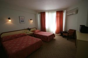 Een bed of bedden in een kamer bij Kleopatra Beach Hotel