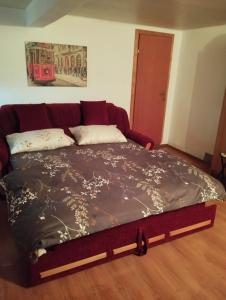 una cama en una habitación con una colcha marrón en Blossom Cottage - Sustainable Tourism Retreat, en Laktaši