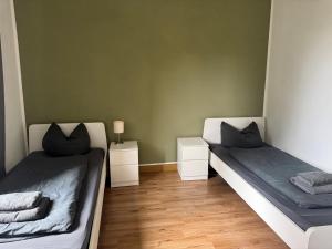 Ένα ή περισσότερα κρεβάτια σε δωμάτιο στο Appartement "Tom" mit 3 Schlafzimmern und Parkplatz +3 φωτογραφίες