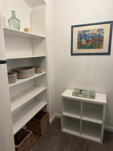 Η βιβλιοθήκη του διαμερίσματος