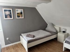 Ένα ή περισσότερα κρεβάτια σε δωμάτιο στο Ferienhaus "Jasmine" mit 3 Schlafzimmern und Stellplatz