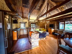 ein Wohnzimmer mit einem Steinkamin in einem Haus in der Unterkunft La Casa del Monte in Ocero