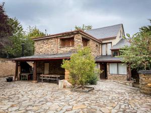 ein Backsteinhaus mit einer steinernen Einfahrt davor in der Unterkunft La Casa del Monte in Ocero