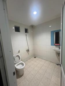 Bilik mandi di Nhà Nghỉ An Hoà