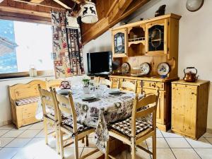a kitchen with a table and chairs in a room at GuestHost - Casa di Marco - Lovely Mountain Flat in La Salle