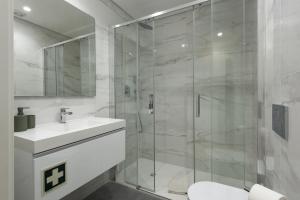 Et badeværelse på Mira Mar 1 - Near the beach by HD + 22 billeder