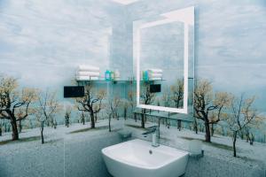 Un baño con espejo y lavabo y árboles. en Villa 64, en Negombo 27 fotos más