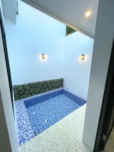 Πισίνα στο ή κοντά στο Ulya Cabin Tawangmangu Private Pool Air Hangat
