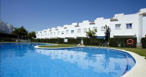 una gran piscina frente a un edificio en NATURE PLUS Family House, en Salou