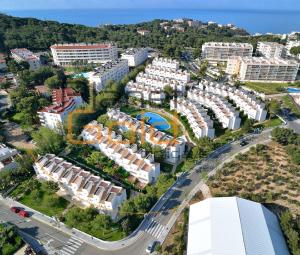 una vista aérea de una ciudad con edificios en NATURE PLUS Family House, en Salou
