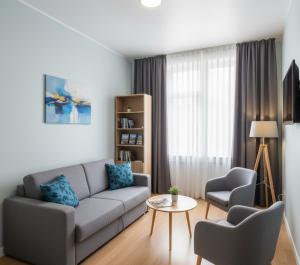 a living room with a couch and two chairs and a table at Arsuz Paart Otel in Arsuz