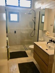 un bagno con doccia, WC e lavandino di Driftwood a Boat Harbour Altre 14 foto