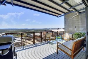 una terraza con un banco y una parrilla en ella en Sunset Ridge (OMR12A), en Boat Harbour 36 fotos más