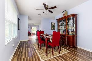 リバービューにあるChristy's Home Sweet Homeのダイニングルーム(テーブル、赤い椅子付)